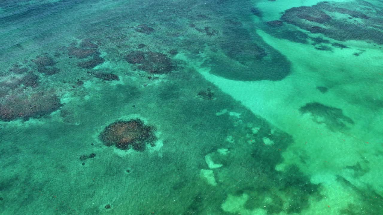 蓝色热带海洋珊瑚礁的空中高角度视图。墨西哥的天堂海。热带的感觉。视频素材