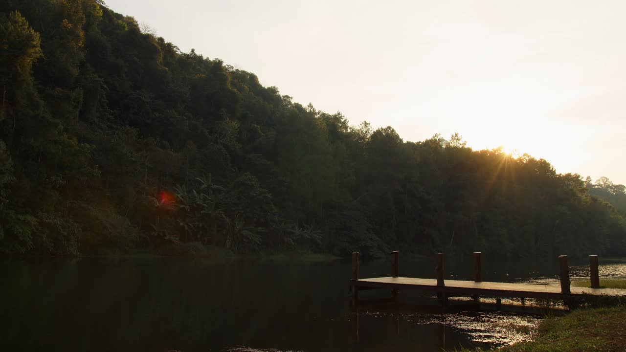 美丽的自然景观，河流湖木码头热带森林日落天空在庞雄，湄洪山，泰国视频素材