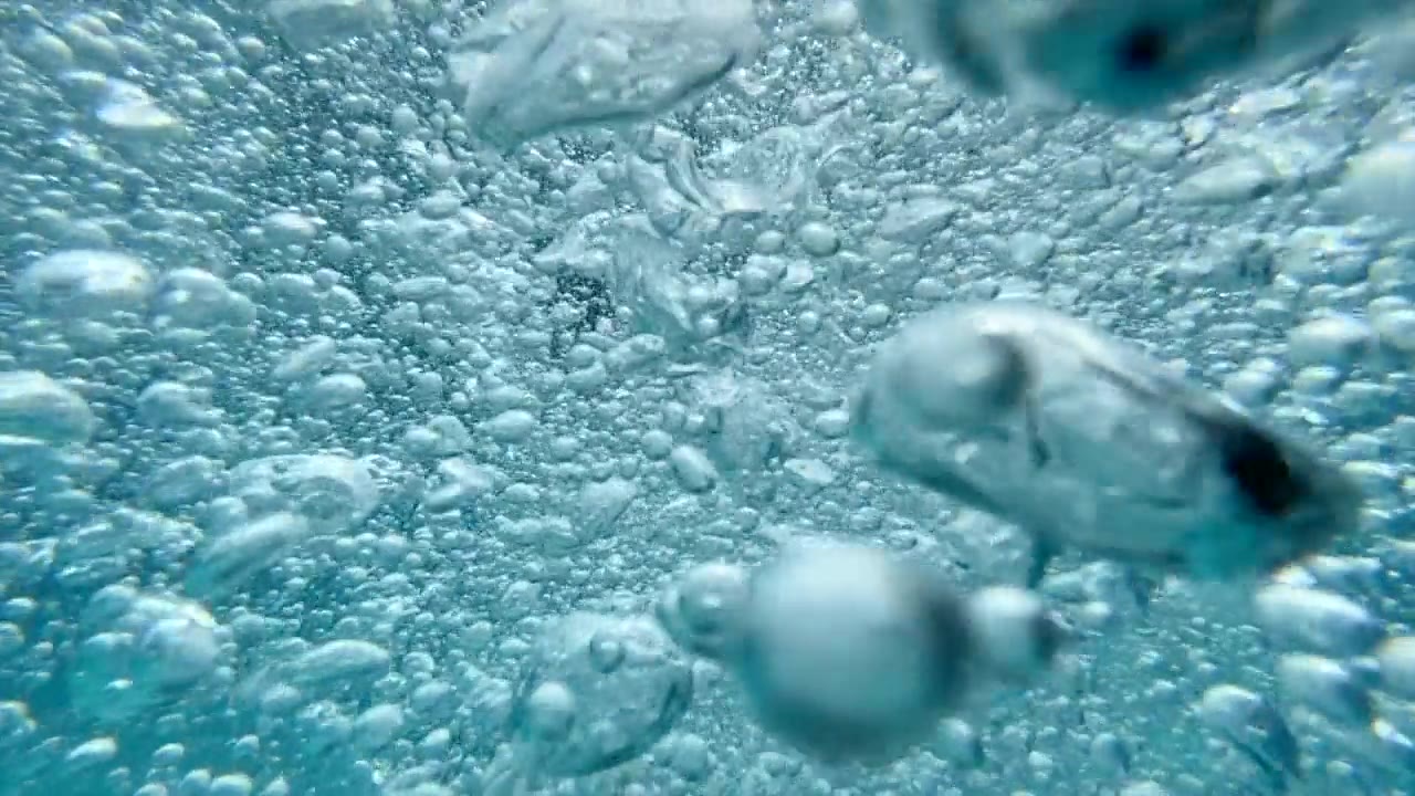 一个十几岁的男孩在一个有泡泡的游泳池里玩耍。——慢动作视频素材画面4