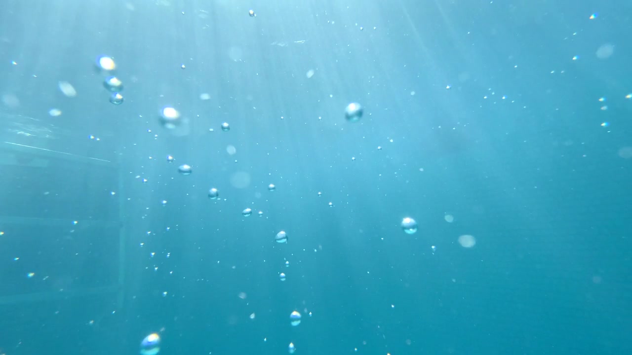 一个十几岁的男孩在一个有泡泡的游泳池里玩耍。——慢动作视频素材画面2