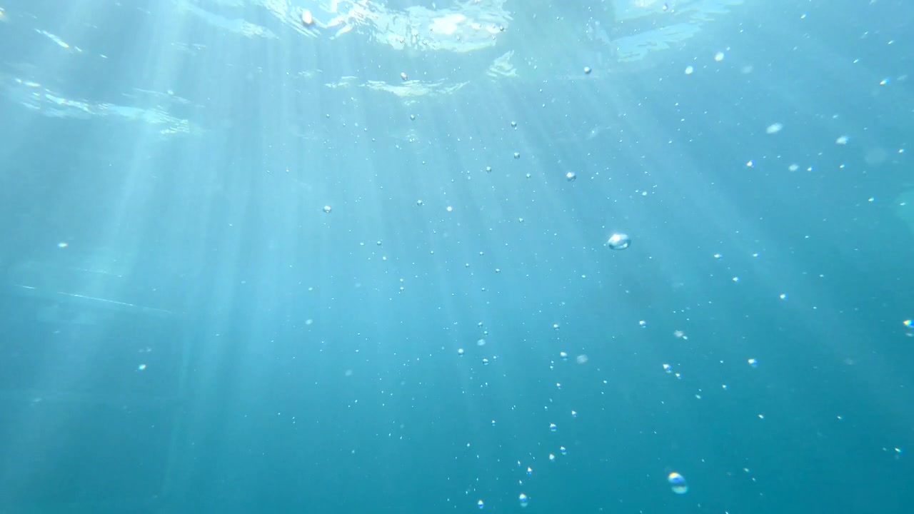 一个十几岁的男孩在一个有泡泡的游泳池里玩耍。——慢动作视频素材画面3