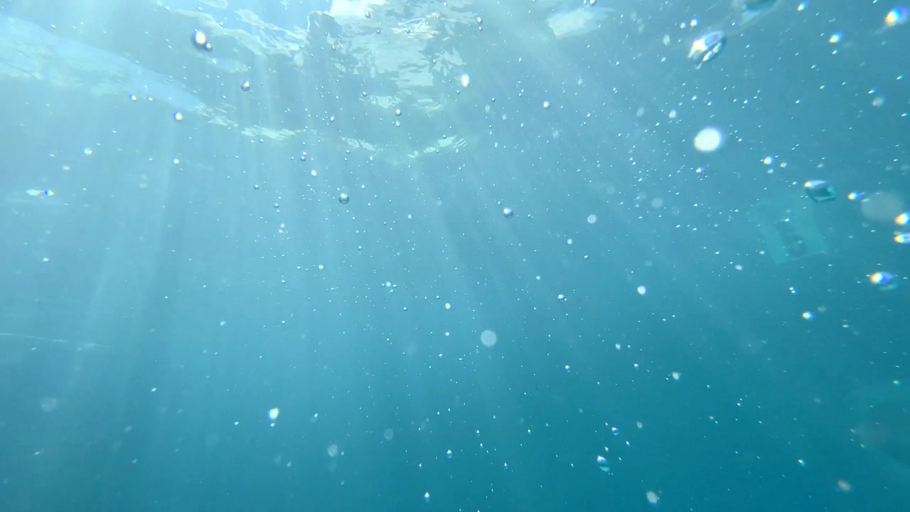 一个十几岁的男孩在一个有泡泡的游泳池里玩耍。——慢动作视频素材画面4