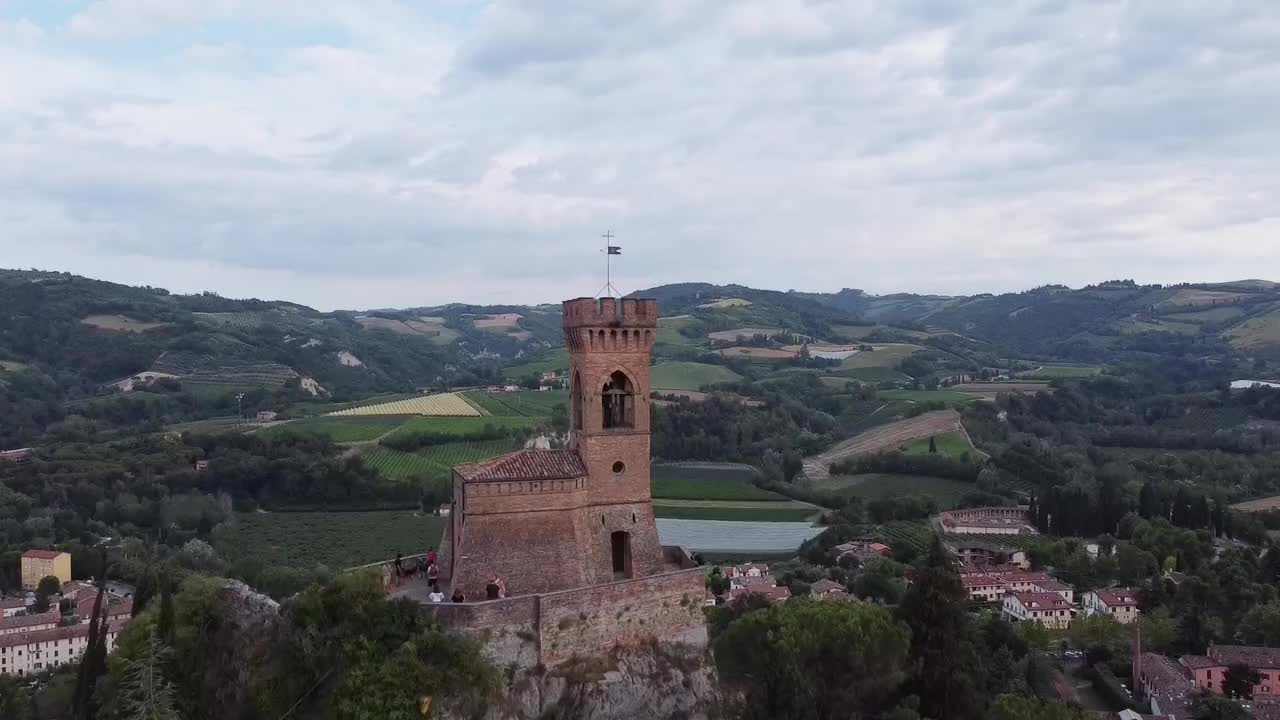 马基雅维利，Emilia Romagna，意大利。城堡。博洛尼亚地标上的无人机拍摄的美丽全景视频素材