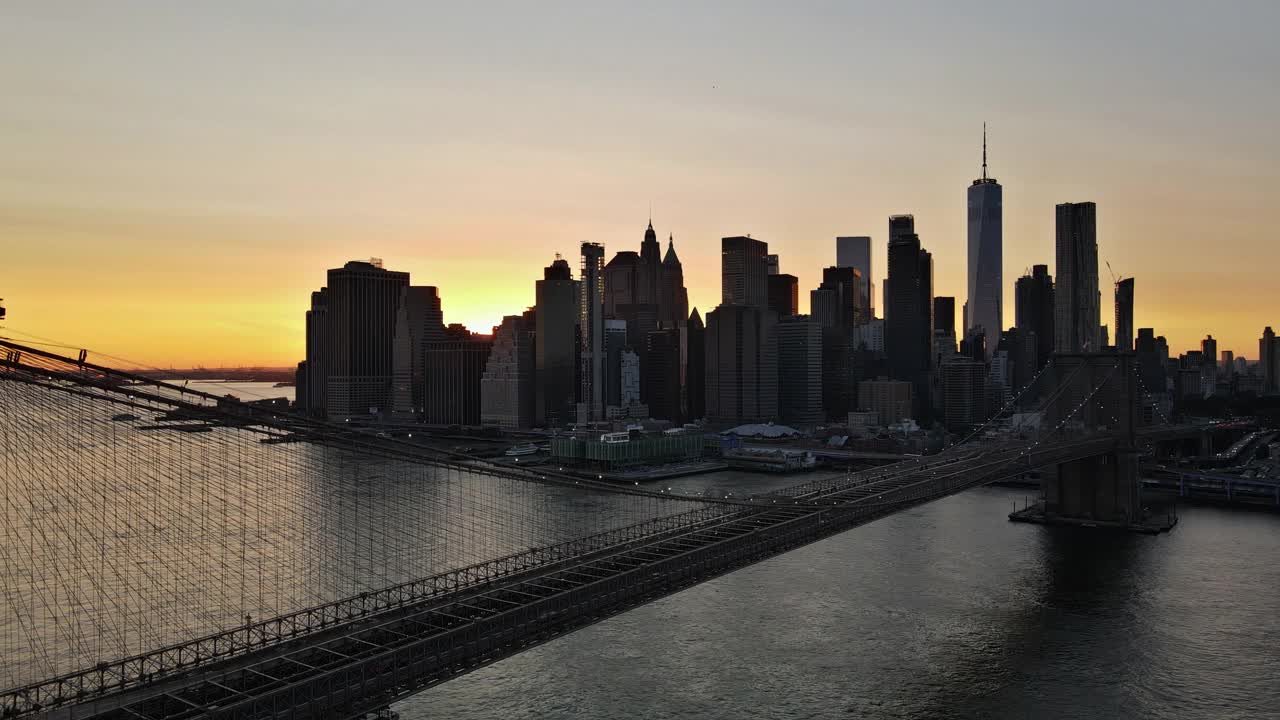 空中美丽的日落在美国纽约市曼哈顿下城的全景跨越布鲁克林桥的天际线视频素材