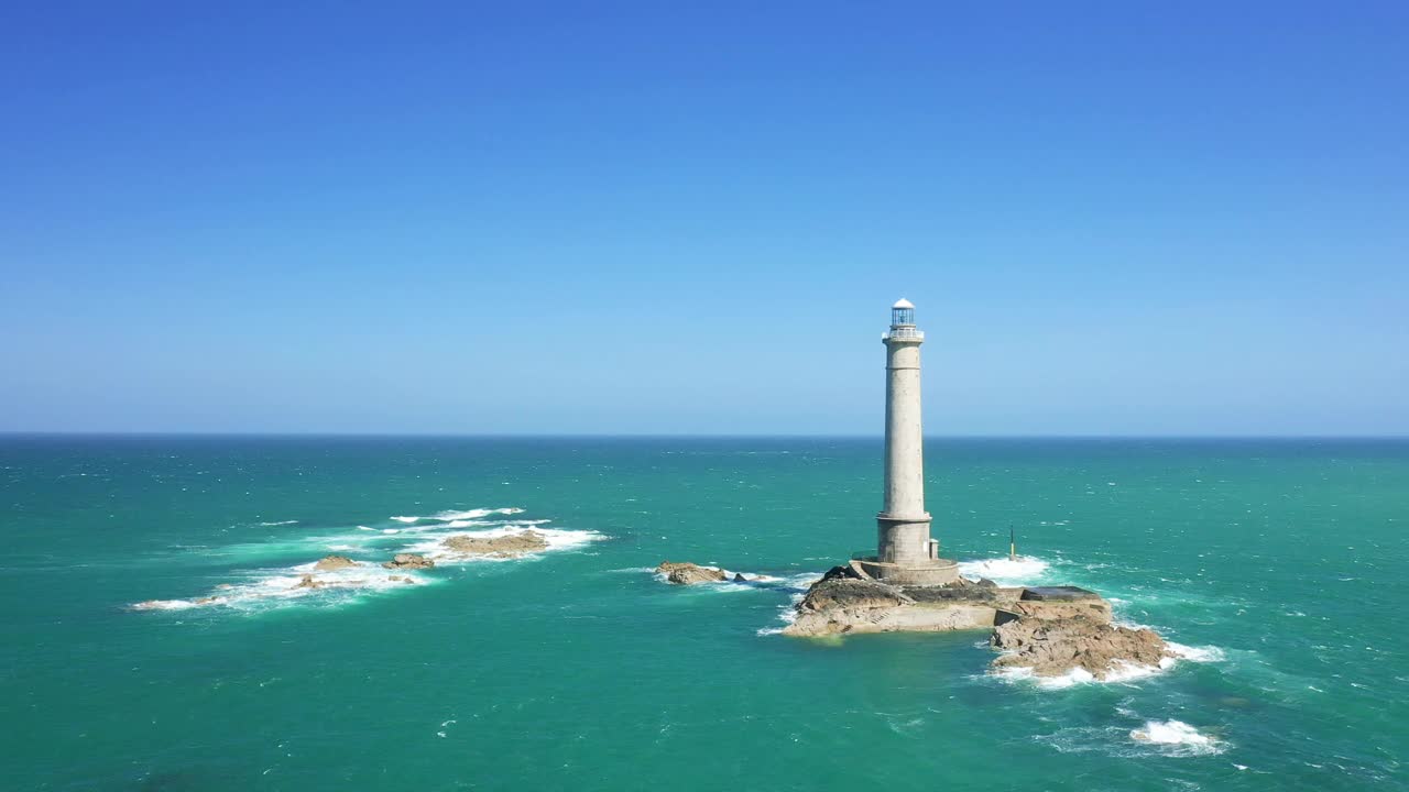 法国的海牙角灯塔的全景，在诺曼底，在科顿，朝向海牙和瑟堡，在海峡海。视频素材