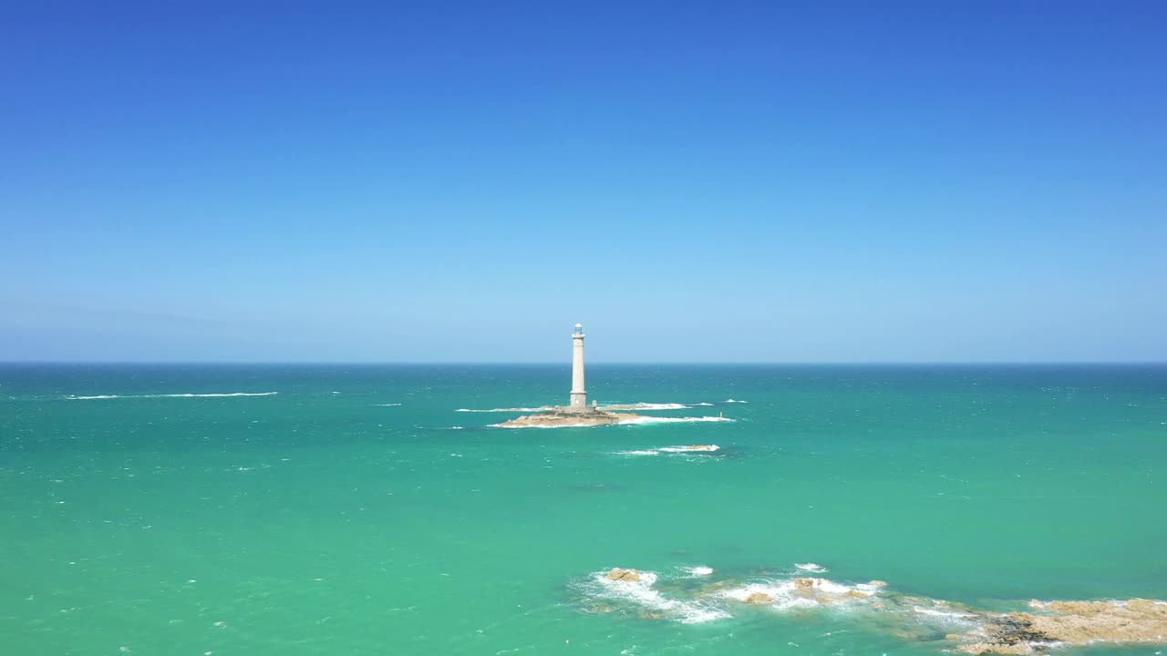 法国的海牙角灯塔，在诺曼底，科当丹，朝向海牙和瑟堡，在海峡海。视频素材