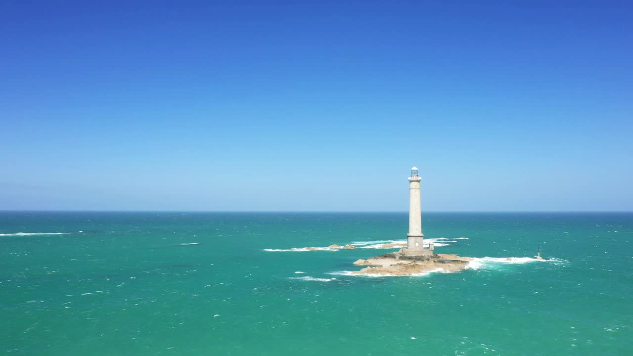 法国的海牙角灯塔，在诺曼底，科当丹，朝向海牙和瑟堡，在海峡海。视频素材