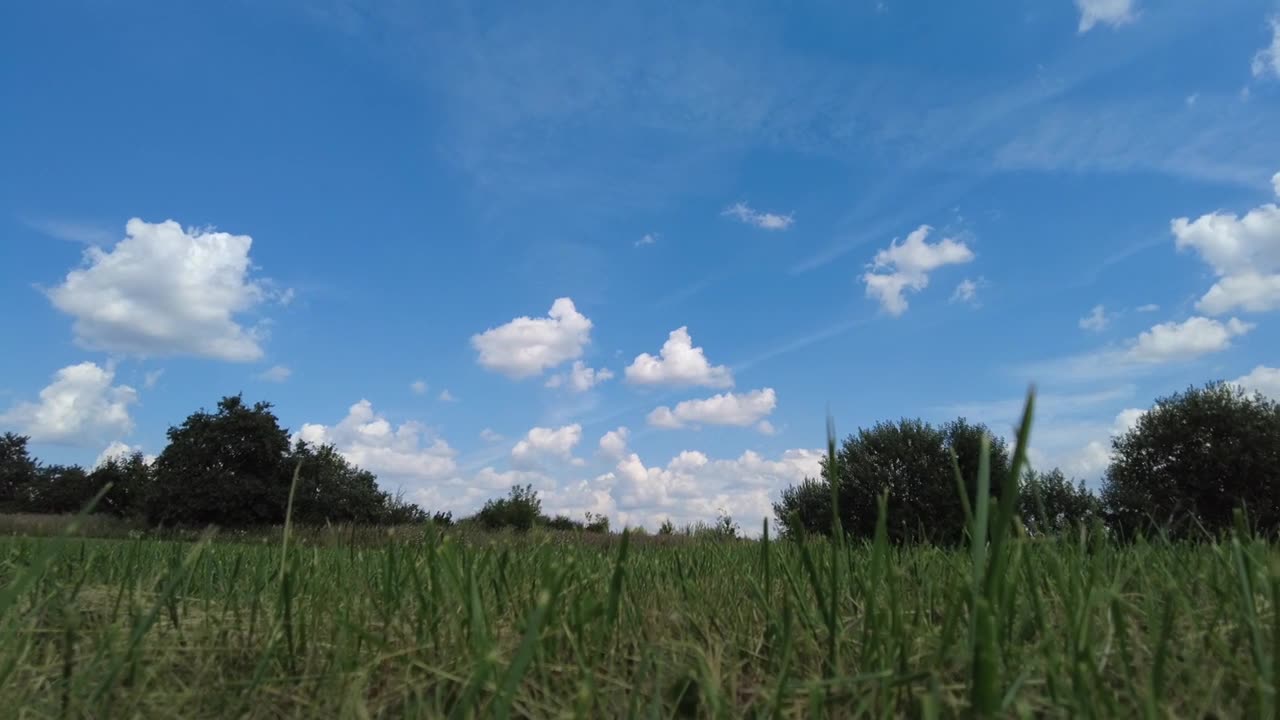 乡村夏季景观的超延时视图。从左向右平移。视频素材画面1