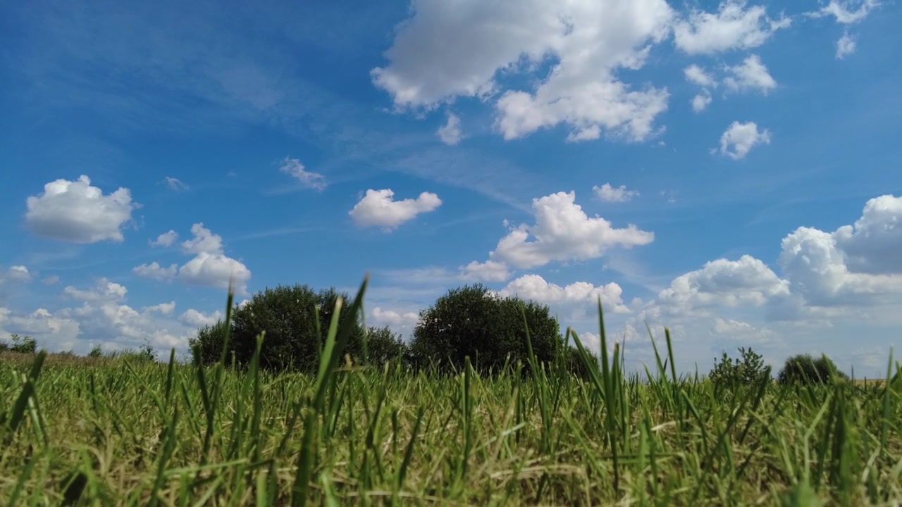 乡村夏季景观的超延时视图。从左向右平移。视频素材画面4