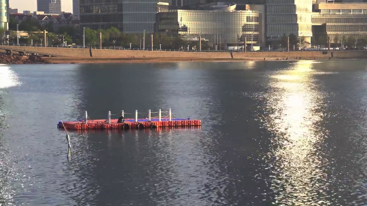 浮筒漂浮在波光粼粼的海面上视频素材