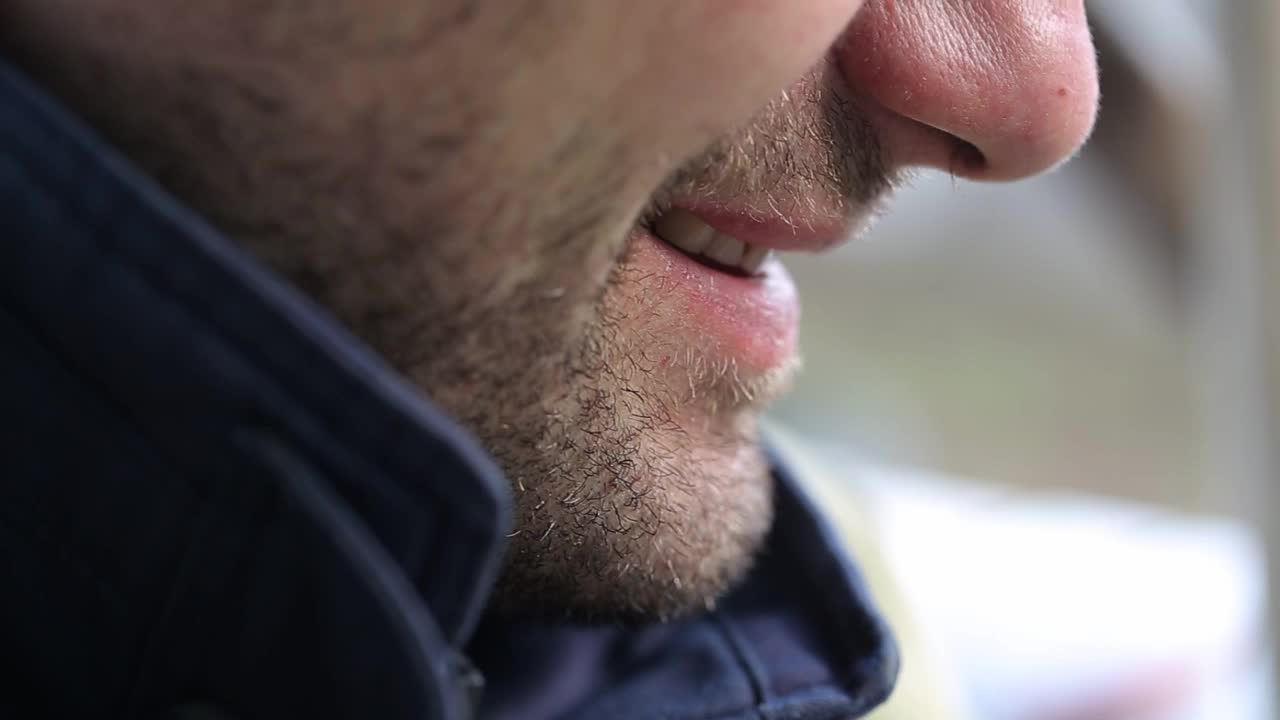 一个男人的胡茬，特写镜头。有胡子的高加索人。卫生视频素材