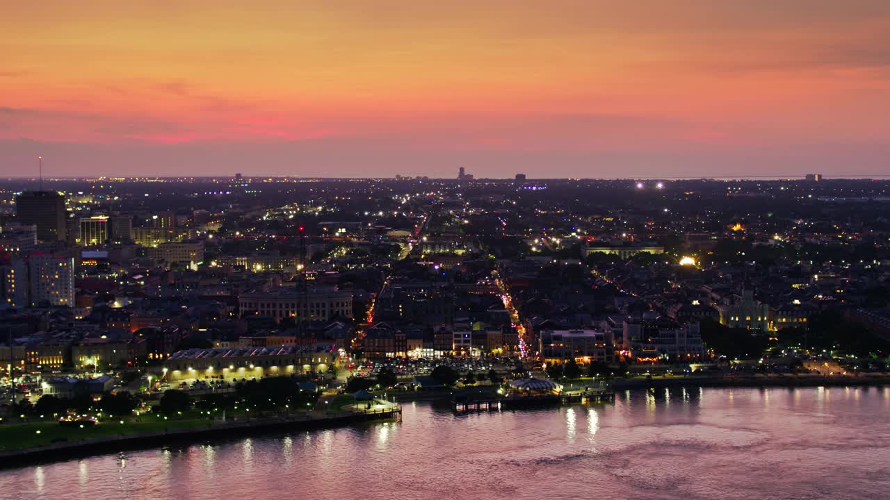 夜幕下新奥尔良的空中城市景观视频素材