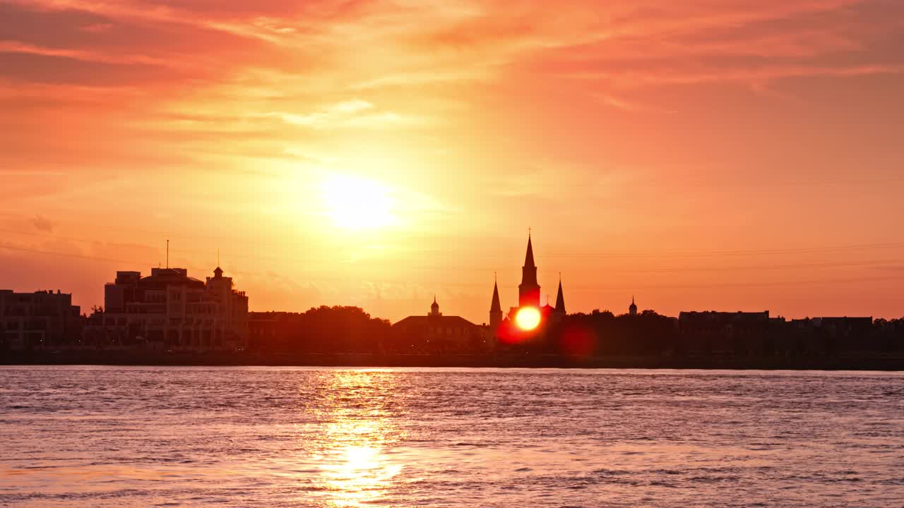 法国Quarter Skyline with Fiery Sunset and Dramatic Lens Flare视频素材