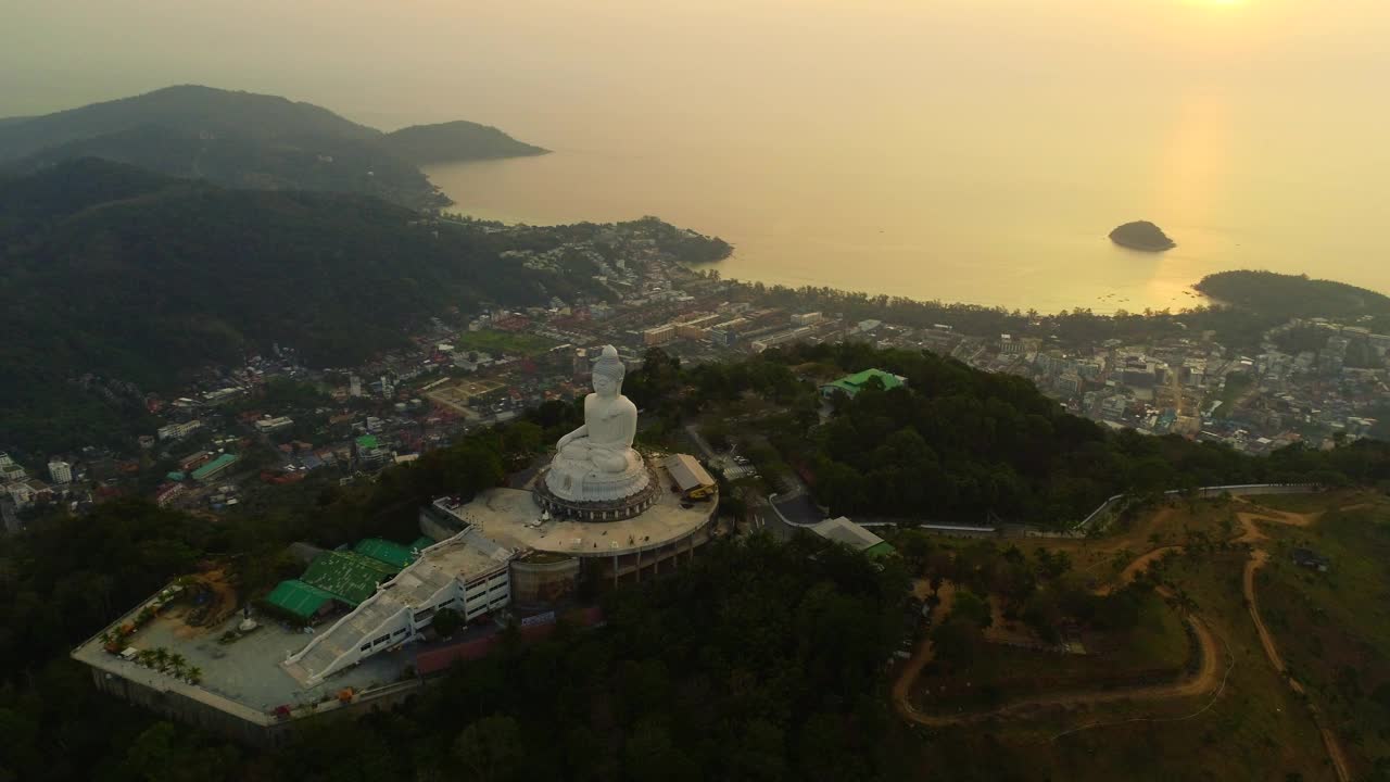 普吉岛日落前的大佛像视频下载