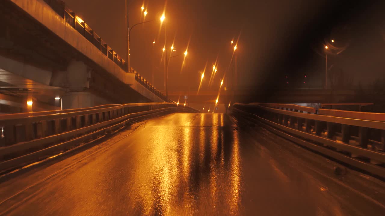 在雨夜的路上开车视频素材