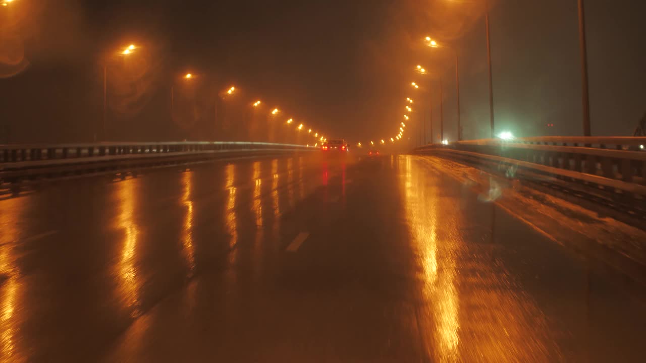 冒着大雨在公路上行驶视频素材