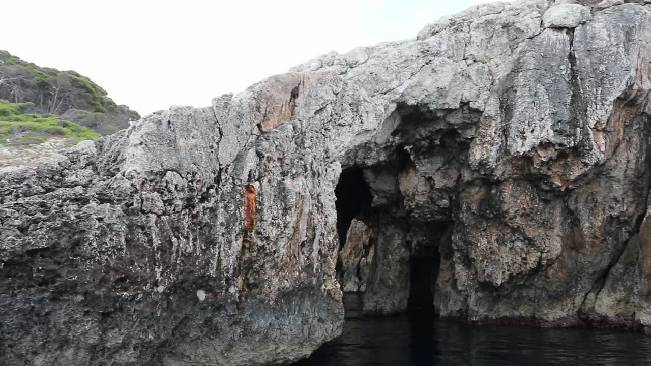 特雷米蒂群岛- Grotta delle Rondinelle从船上视频素材