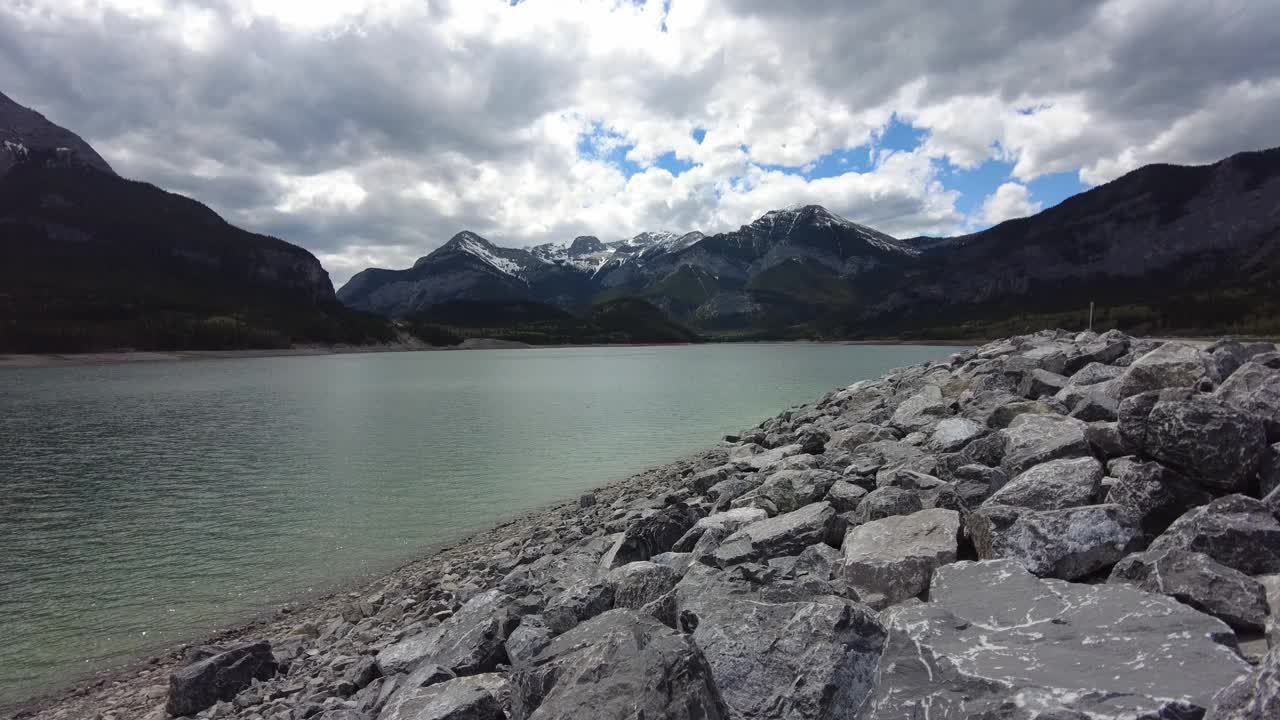 风景优美的堰塞湖在卡纳纳斯基山环绕，阿尔伯塔加拿大。视频素材