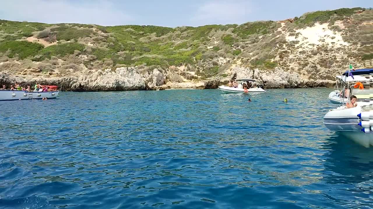 特雷米蒂群岛-悬崖的卡普里亚岛从船上视频素材