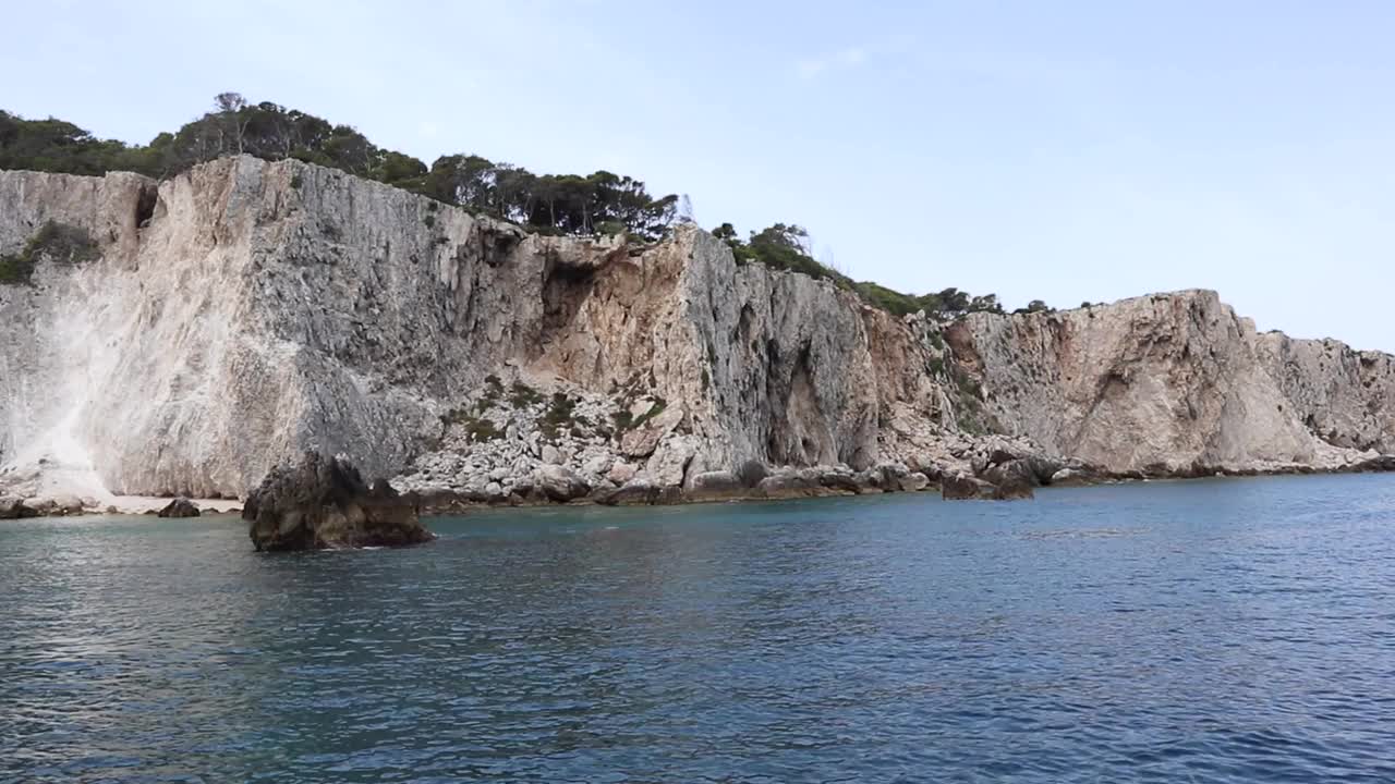 特雷米蒂群岛-从船上俯瞰帕格里埃悬崖视频素材