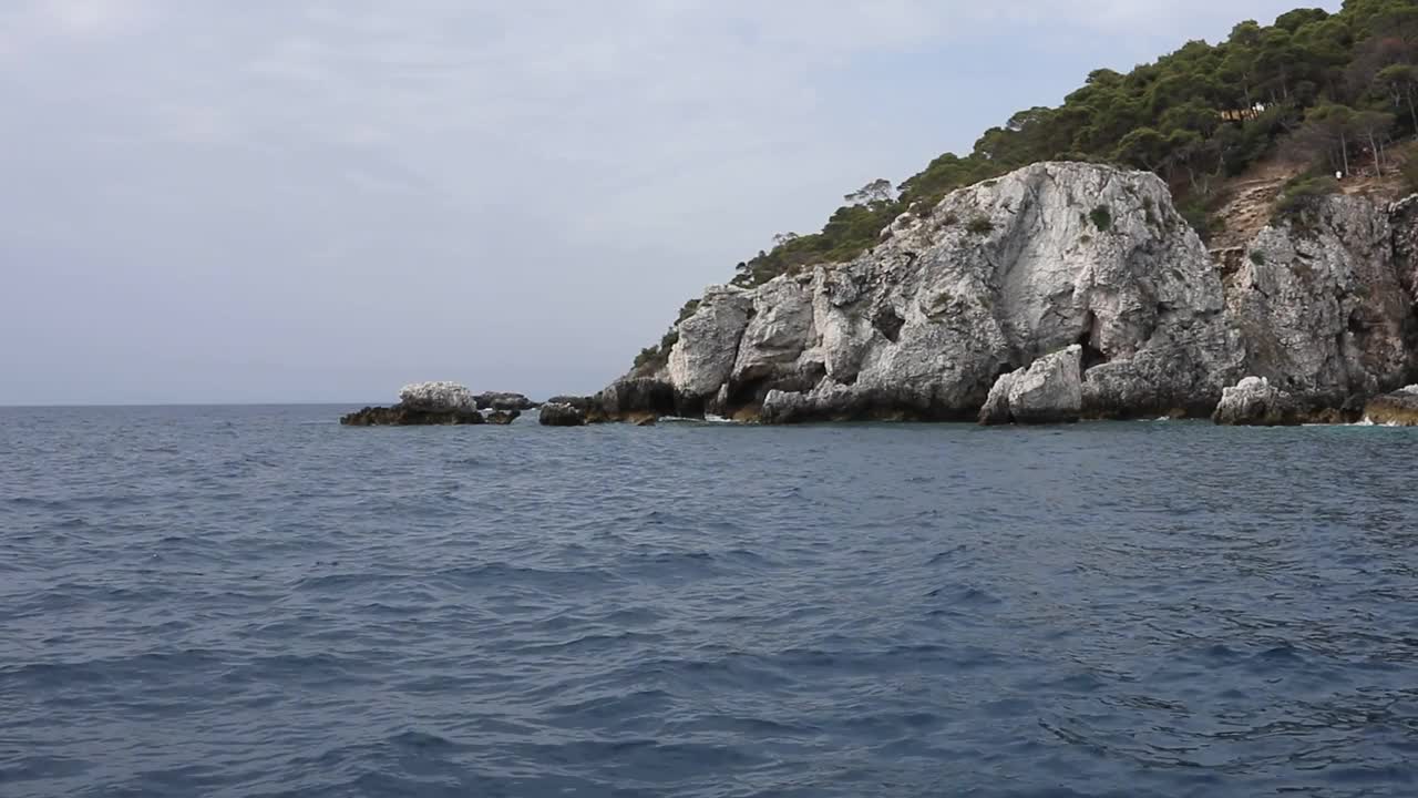 特雷米蒂群岛-从船上俯瞰象岩视频素材