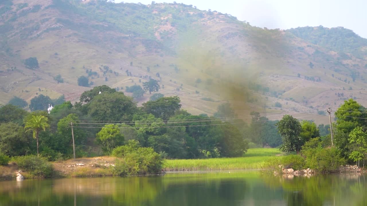 在印度拉贾斯坦邦的Kumbhalgarh湖旁的小山视频素材