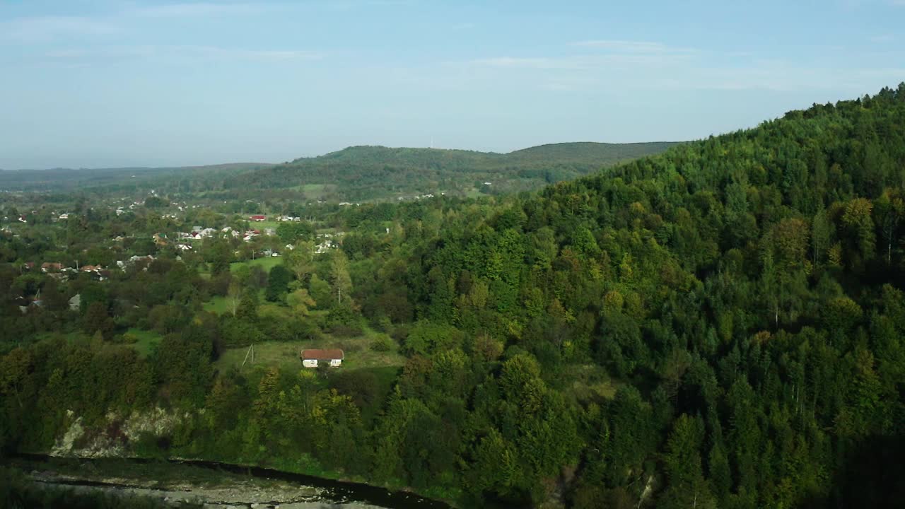 位于乌克兰喀尔巴阡山区的山村，俯瞰山村的群山，风景如画。视频素材