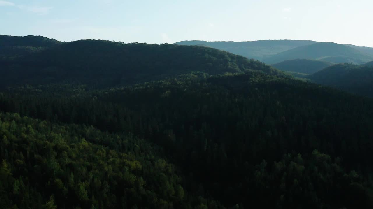 位于乌克兰喀尔巴阡山区的山村，俯瞰山村的群山，风景如画。视频素材