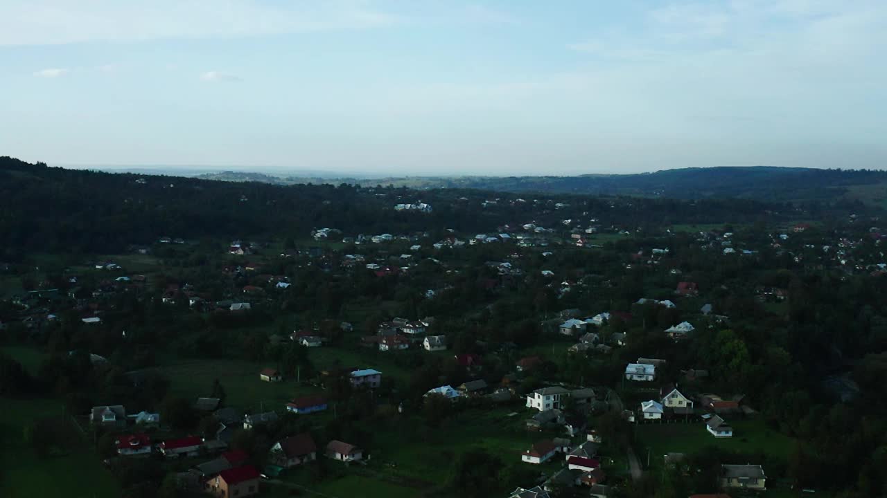 位于乌克兰喀尔巴阡山区的山村，俯瞰山村的群山，风景如画。视频素材