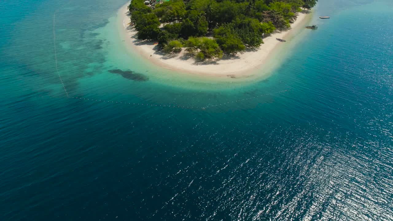 海景与美丽的海滩和热带岛屿视频素材