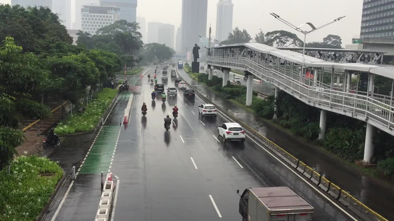 汽车在倾盆大雨中行驶在首都的公路上。视频下载