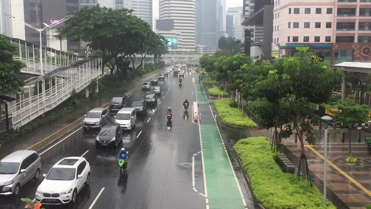 汽车在倾盆大雨中行驶在首都的公路上。视频下载