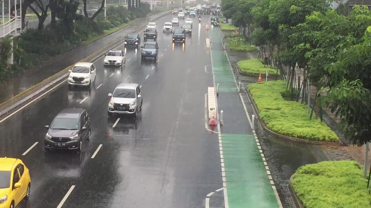 汽车在倾盆大雨中行驶在首都的公路上。视频下载