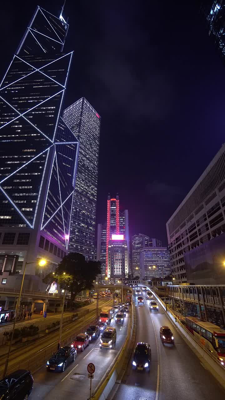 夜晚，港岛中央商务区中心的交通时间在流逝视频素材