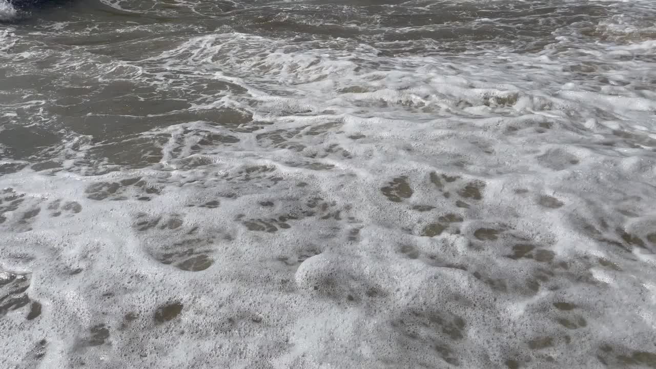 夏天的海边，沙滩和海浪。视频素材