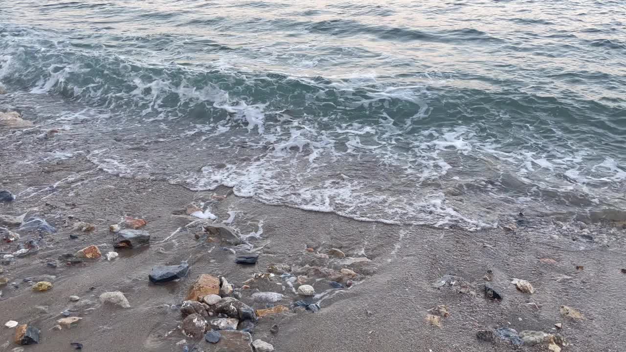 夏天的海边，沙滩和海浪。视频素材