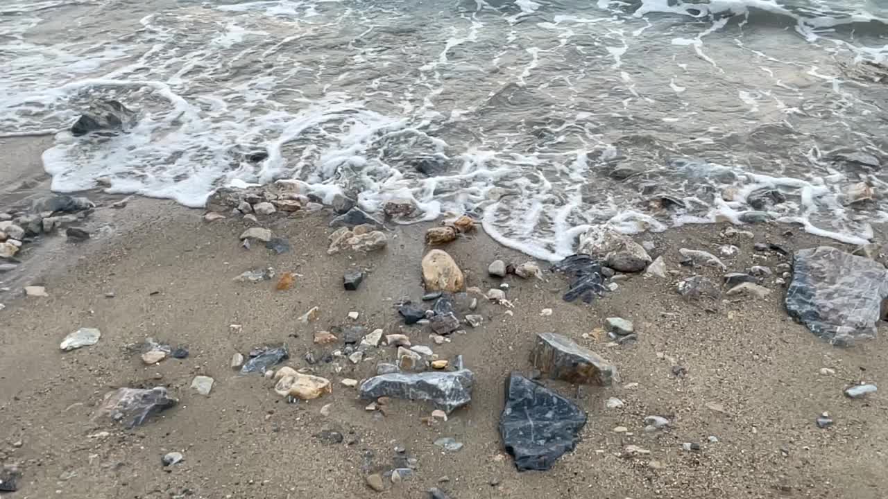 夏天的海边，沙滩和海浪。视频素材