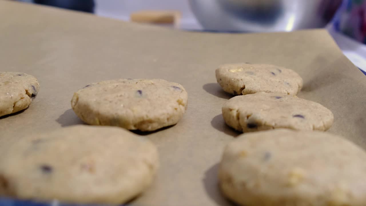 烤盘上未烤好的饼干。视频素材