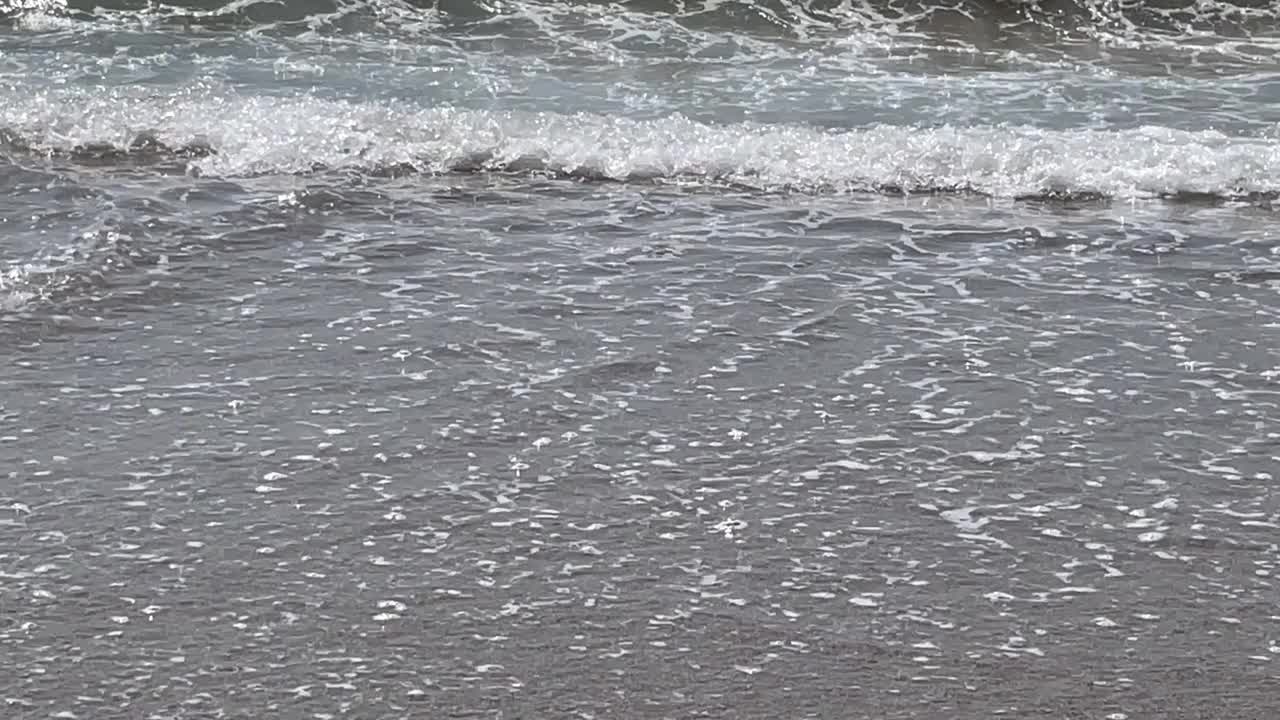 夏天的海边，沙滩和海浪。视频素材