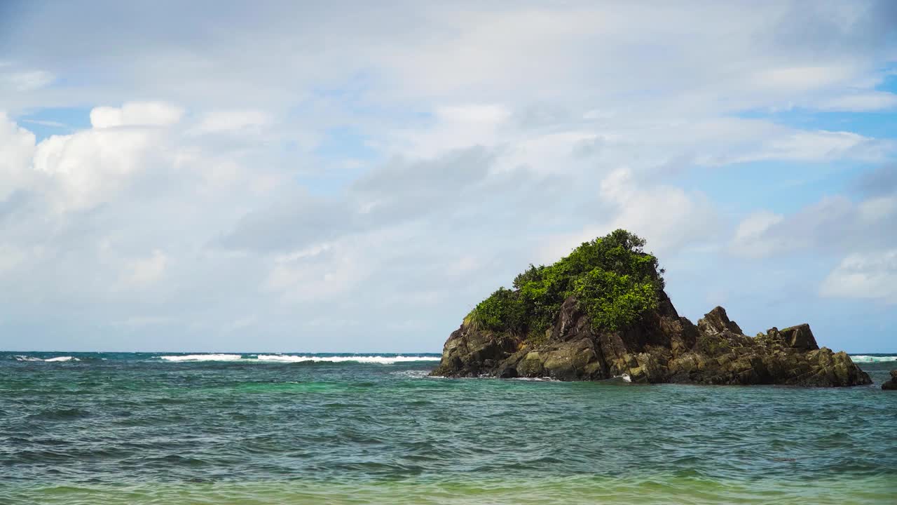 海中的岩石岛。Catanduanes、菲律宾视频素材