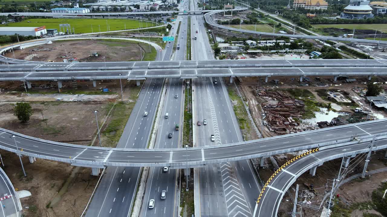 宽阔公路的鸟瞰图和移动的车辆视频素材