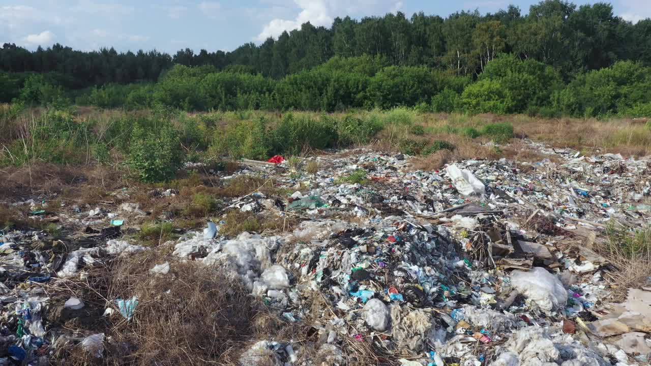 空中飞过垃圾堆中的建筑塑料垃圾和生活垃圾视频素材