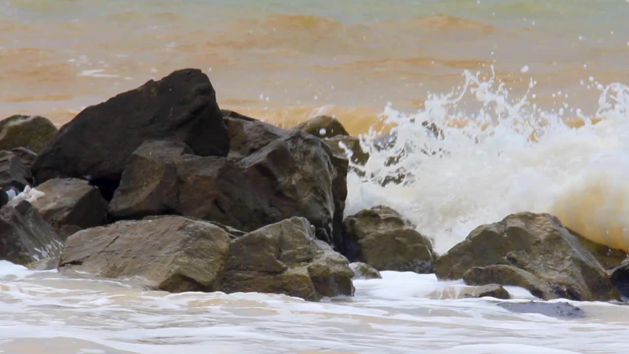 大海和石头的特写镜头视频素材