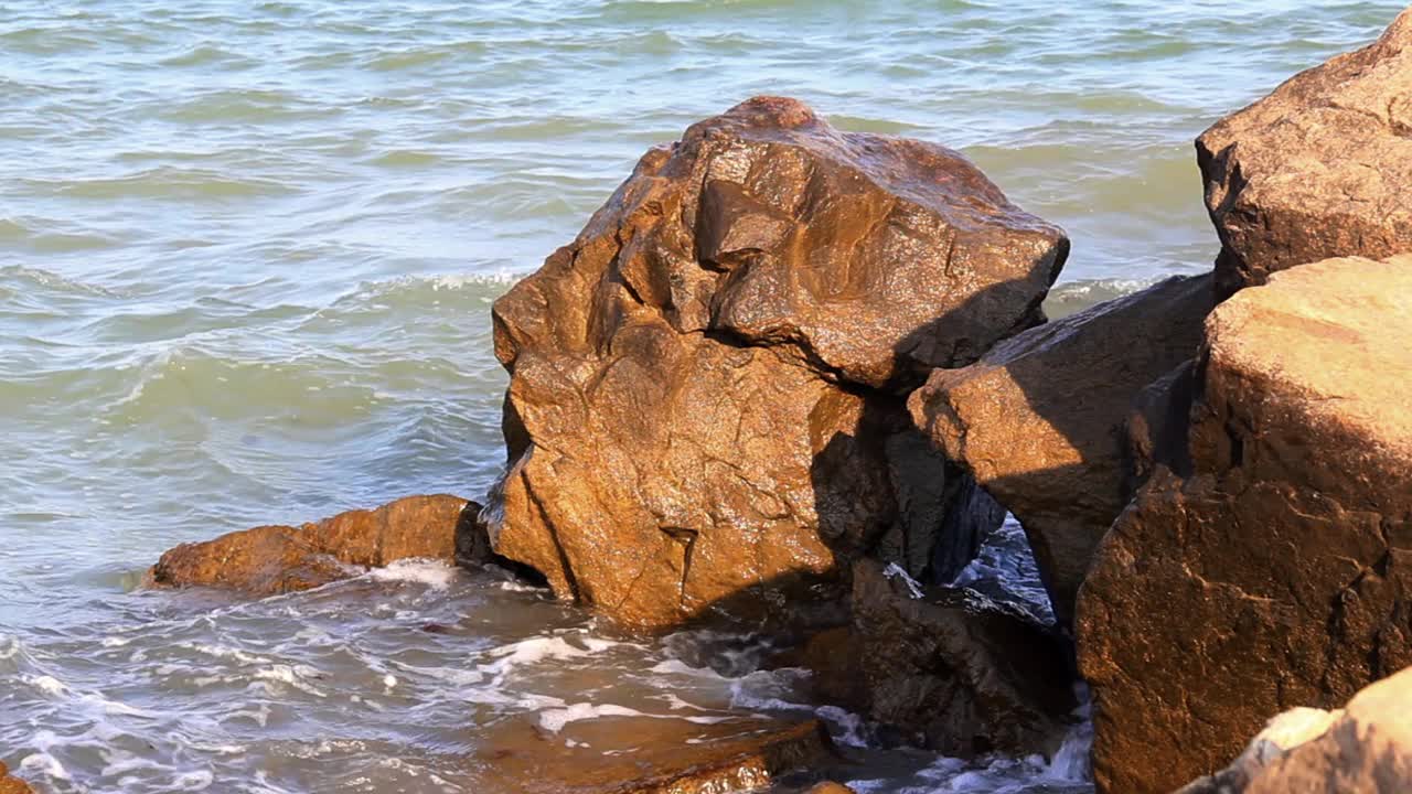 大海和石头的特写镜头视频素材