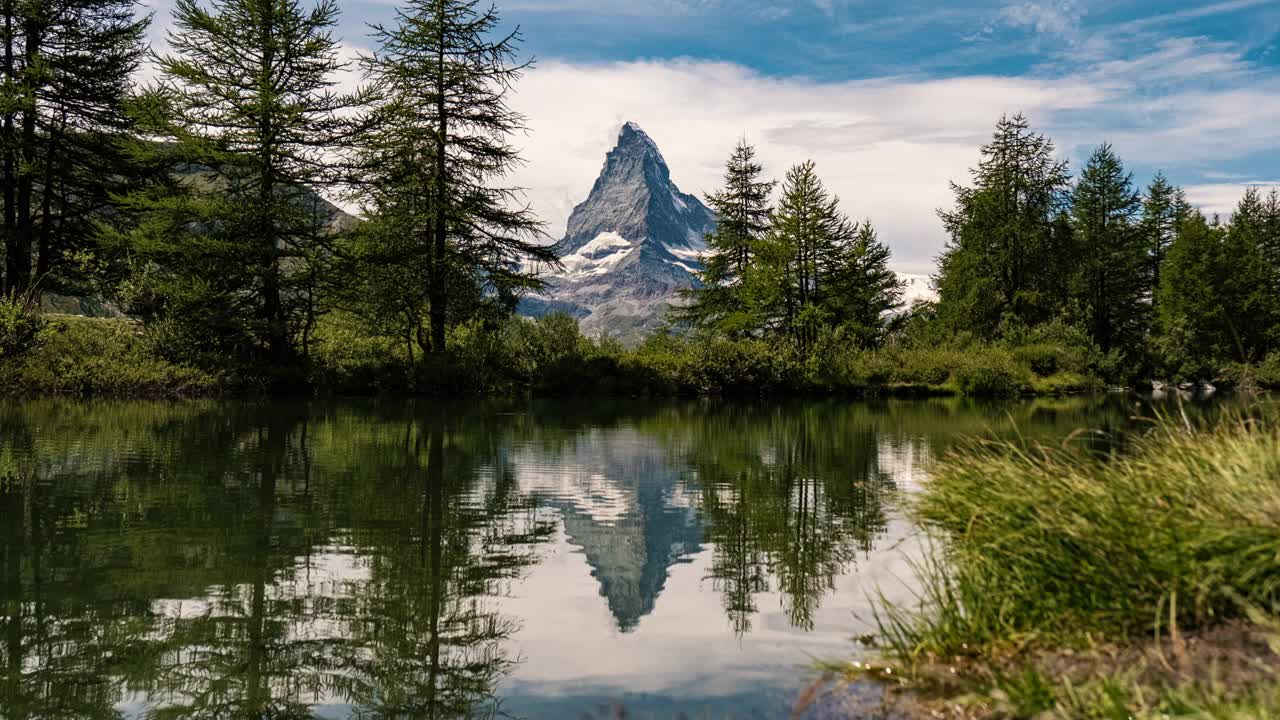 马特洪峰倒映在格林吉塞湖上的迷人景色视频素材