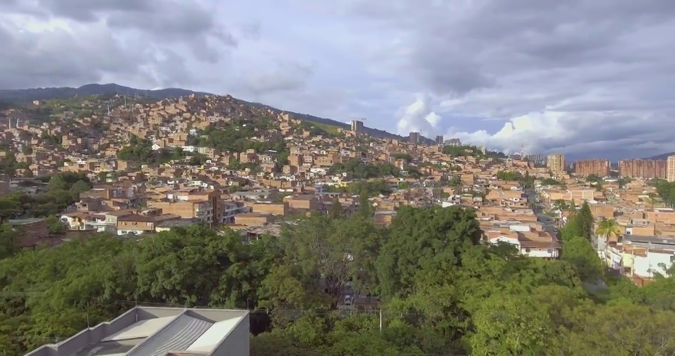 美丽的Medellín，安蒂奥基亚，哥伦比亚城市景观与房屋，建筑物，塔和许多树木在阴天视频素材