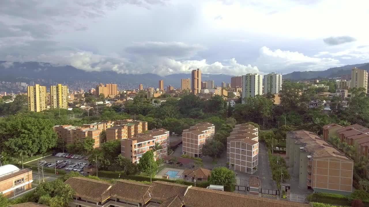 美丽的Medellín，安蒂奥基亚，哥伦比亚城市景观与房屋，建筑物，塔和许多树木在阴天视频素材