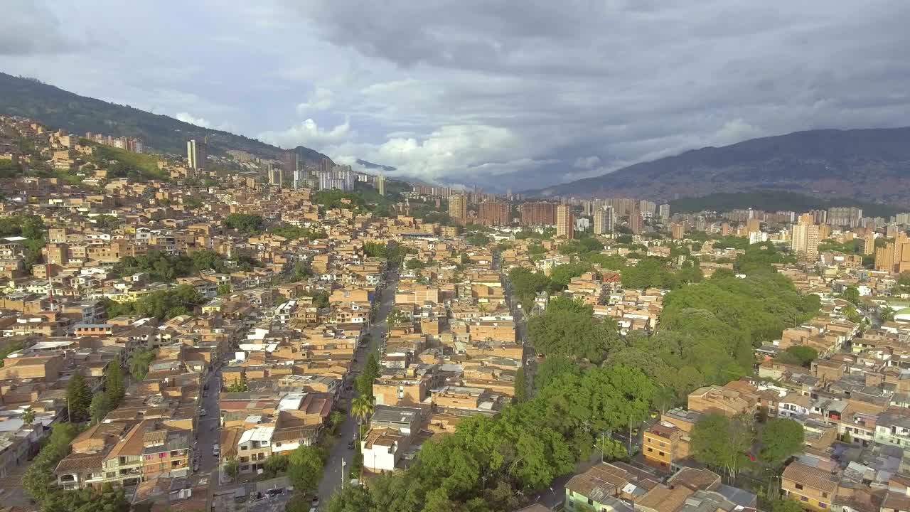 美丽的Medellín，安蒂奥基亚，哥伦比亚城市景观与房屋，建筑物，塔和许多树木在阴天视频素材