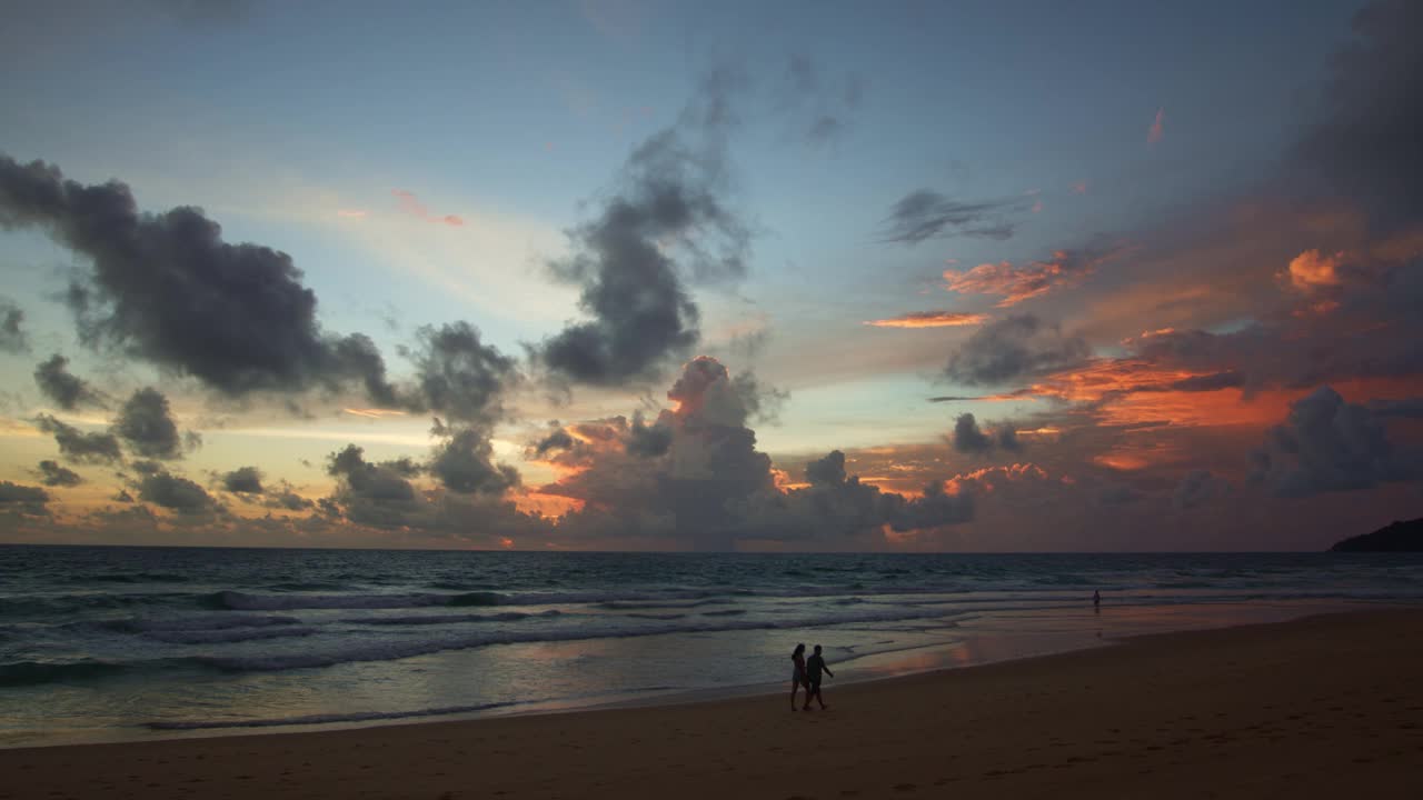 场景丰富多彩浪漫的天空日落与橙色云的背景。视频素材