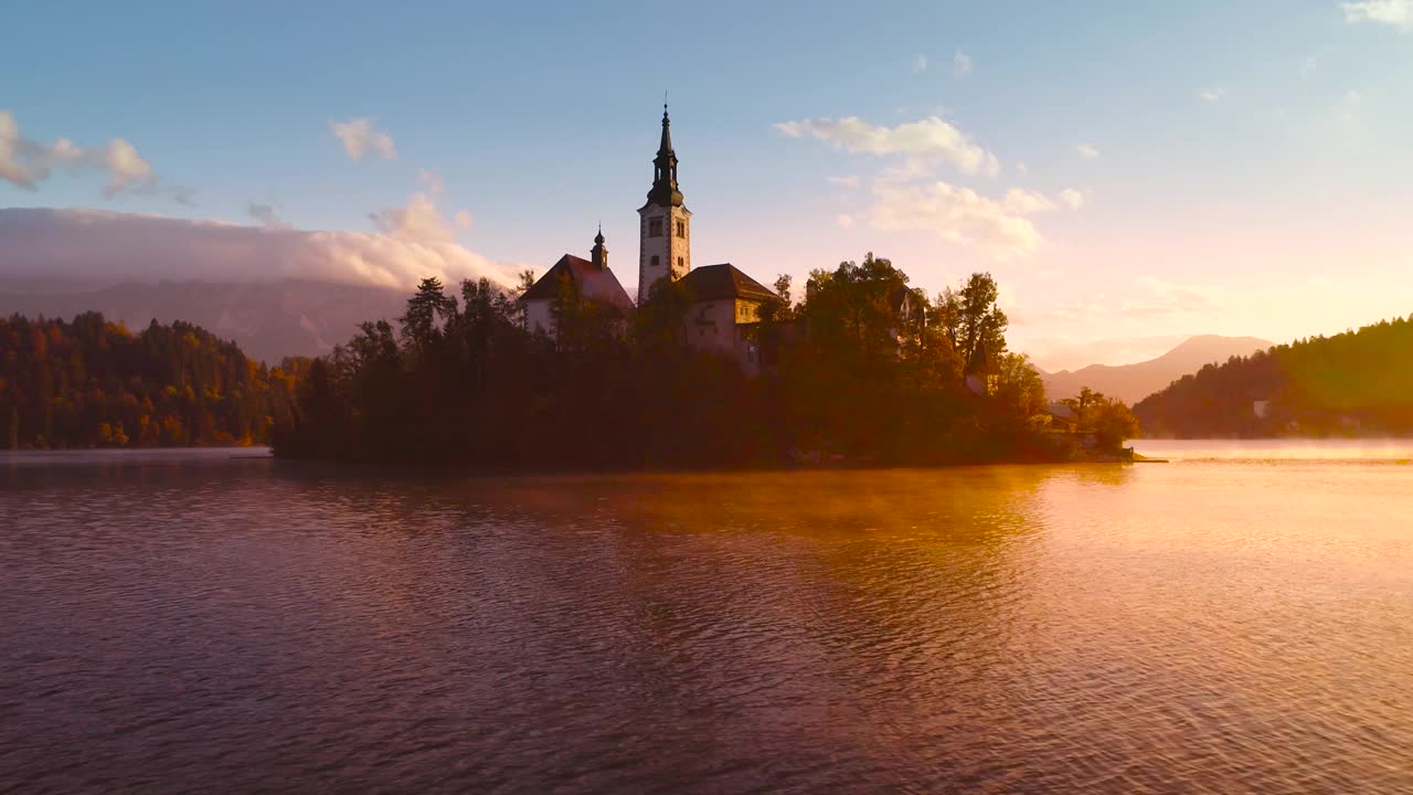 流血湖，Sloveniа日落。俯瞰圣母升天教堂和岛屿的壮观秋景。视频素材